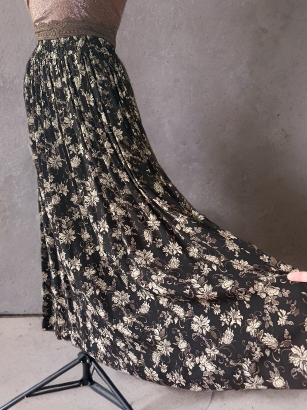 Vintage Jones New York Size 6 Black Taupe Floral Pleated Maxi Skirt Rayon